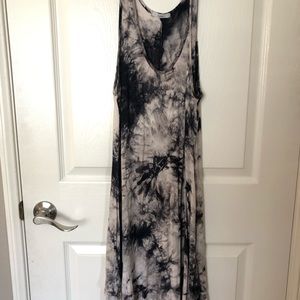 F21 GRAY AND WHITE MIDI DRESS - size M